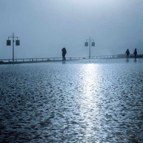 Photographie du Miroir d'eau de Bordeaux avec brouillard