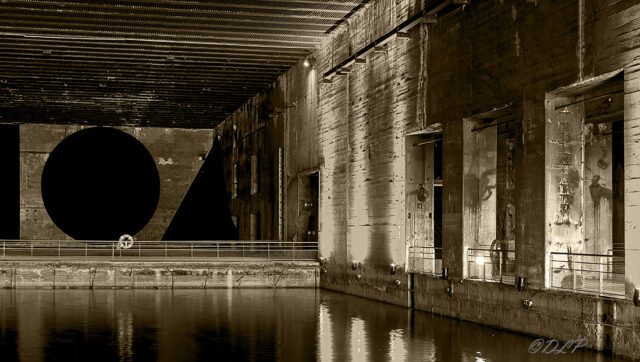 La Base Sous-Marine de Bordeaux photo sépia